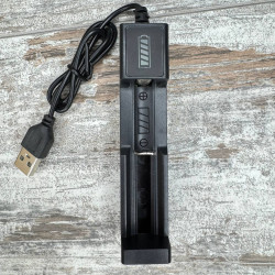 Зарядне устройство USB черне для акумуляторів 18650, CR123A і других литий-ионних елементов живлення